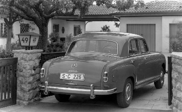 38. Internationale Automobil- Ausstellung, Frankfurt, Mercedes-Benz 220 S, der elegante Innenlenker mit dem rassigen 106 PS 6- Zylindermotor. Ansicht von hinten seitlich