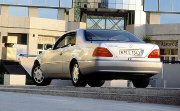Mercedes-Benz 600 SEC (from 06.1993: S 600 Coupé), model series 140, 1992 version. Front section characterised by the SL radiator grille, coupé character without continuous B-pillars, rear lights in integrated design. V12 spark-ignition engine M 120 with 5987 cc and 290 kW/394 hp. Brilliant silver (metallic paintwork at no extra charge), grey interior (velour upholstery as standard, leather as an option at no extra charge). Electric headlamp wiper system and sliding sunroof (standard equipment, here in glass version as special equipment), 8-hole forged light-alloy wheels (special equipment).