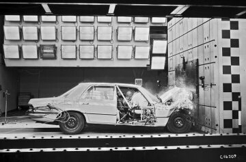 Auf der Wagenbeschleunigungsstrecke im Sicherheitszentrum Sindelfingen der Daimler-Benz AG werden Unfallversuche, Frontalaufprall, Crashtest mit Airbag mit einem Mercedes-Benz Limousine Baureihe 116 durchgeführt, 1973. Als Antriebsquelle dient ein Linearmotor, der in einem in den Boden eingelassenen Kanal unter dem Testfahrzeug geführt wird.