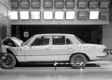 Auf der Wagenbeschleunigungsstrecke im Sicherheitszentrum Sindelfingen der Daimler-Benz AG werden Unfallversuche, Frontalaufprall mit einem Mercedes-Benz Limousine Baureihe 116 durchgeführt, 1973. Als Antriebsquelle dient ein Linearmotor, der in einem in den Boden eingelassenen Kanal unter dem Testfahrzeug geführt wird.