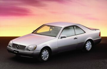 Mercedes-Benz 500 SEC (from 06.1993: S 500 Coupé), model series 140, USA version. Front section characterised by the SL radiator grille, coupé character without continuous B-pillars, rear lights in integrated design. V8 spark-ignition engine M 119 with 4973 cc and 235 kW/320 hp. Brilliant silver (metallic paintwork at extra charge), velour upholstery as standard, leather as option. Electric sliding sunroof (standard equipment), headlamp wiper system and 8-hole forged light-alloy wheels (both special equipment).
