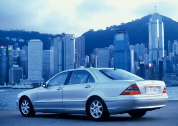 Mercedes-Benz S 500 lang, Baureihe 220, 1998. Brillantsilber metallic (744), Interieur Oriongrau. 16-Zoll-Leichtmetallräder im V8-Design, Scheinwerferreinigungsanlage (Serienausstattungen), Glas-Schiebe-Hebe-Dach mit Positionierungsautomatik, Parktronic (Sonderausstattungen).