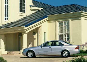 Mercedes-Benz S 320, model series 220, 1998. Brilliant silver metallic (744), anthracite interior, 16-inch light-alloy wheels in V6 design. Glass sliding sunroof with automatic positioning, PARKTRONIC, headlamp cleaning system (special equipment).
