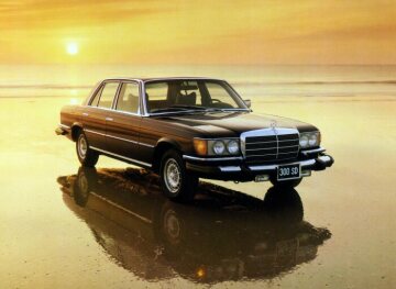 Der Mercedes-Benz 300 SD ist im Mai 1978 der weltweit erste Serien-Pkw mit Turbodieselmotor und zugleich der erste Oberklasse-Personenwagen mit Dieseltriebwerk. Der 300 SD leistet 85 kW/115 PS und kommt nur in den USA auf den Markt. Die Fahrleistungen sind mit 165 km/h Spitze für die US-Tempolimits mehr als angemessen. Der Verbrauch von 10,6 Litern pro 100 Kilometer liegt rund 30 Prozent unter den alternativ verfügbaren Benzinern. Außerdem entwickelt der Turbo- gegenüber dem Saugmotor rund 40 Prozent mehr Leistung bei gleichem Kraftstoffverbrauch.