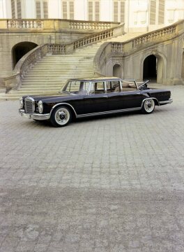 In 1963, the clean, geometric silhouette of the Mercedes-Benz 600 provide a new design impetus to exclusive luxury cars. The plain design does not need unnecessary effects and is thus a highly modern alternative to the then popular baroque opulence in this class. The vertical headlights and classic radiator grille are in line with the typical Mercedes look. The 600 is a luxury car, yet has a humble design. It convinces with technological features, an extraordinary driving comfort and practical assets, such as its clearly shaped body leaving enough space for passengers and luggage. The landaulet model with its long wheelbase is an excellent choice for the public but at the same time respectful presentation of celebrity passengers.