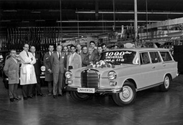 Werk IMA in Malines, 1967
Der Ausgang des 1.000 Mercedes-Benz UNIVERSAL war der Anlass einer kleinen Feier, wobei die Hauptbeteiligten an der Entwicklung und an der Produktion des Kombiwagens um die Direktion der Firma versammelt waren.