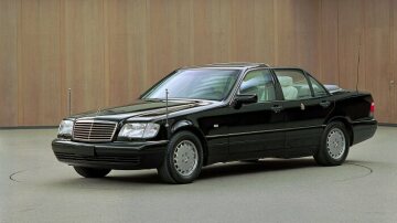 S-Class converted into landaulet: On the basis of the S-Class (W 140 series), this landaulet was manufactured for Pope John Paul II in 1997.