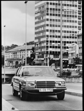 46 th International Automobile Motor Show Frankfurt.The eight S-Class saloons from Daimler-Benz range from 118 to 210 kw(160 to 286 horse power.Their latest version,the 450 SEL 6.9 was presented to the public for the first time at the International Automobile Motor Show in Frankfurt.With its rich standard equipment,it occupies an absolute top position in its class.These include a hydropneumatic suspension,torque converter three-speed automatic transmission,level control,air-conditioning system,central locking,power windows,headlight washers and an exceptional engine.