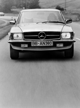 Ein Mercedes-Benz 450 SLC 5,0 mit 5-Liter V8-Einspritzmotor aus Leichtmetall, 1977