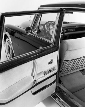 Mercedes-Benz 600 Limousine
Baureihe W 100, 1963 bis 1981
Die Fenster werden auch im Wagenfond hydraulisch betätigt.