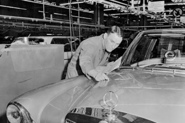 Pkw-Montagewerk in Sindelfingen, 1971
Mercedes-Benz 300 SEL 6.3 - Qualitätskontrolle, ein Thema, das man bei Daimler-Benz sehr ernst nimmt. Mehr als 200 Kontrollstationen durchläuft jedes Fahrzeug während der Fertigung, die letzten Feinheiten überprüft das kritische auge des "letzten Mannes am Montageband" vor Auslieferung.