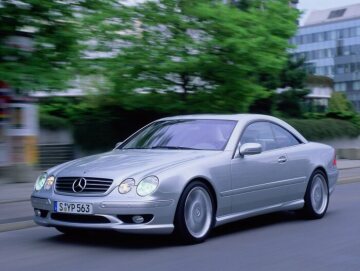 Mercedes-Benz CL 55 AMG, Baureihe 215, Version 1999 - 2002. V8-Saugmotor M 113, 5.439 cm³, 265 kW/360 PS, 3 Ventile pro Zylinder. Brillantsilber metallic (744), 5-Gang-Automatikgetriebe, AMG 18-Zoll-Rad einteilig wie abgebildet (auf Wunsch AMG 19-Zoll-Rad mehrteilig), Schiebe-Hebe-Dach in Glasausführung (Serienausstattungen).