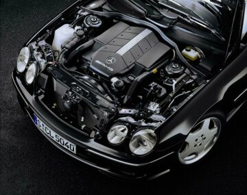 Mercedes-Benz CL 500, Baureihe 215, 1999 - 2006. V8-Saugmotor M 113, 4.966 cm³, 225 kW/306 PS. Blick in den Motorraum. Radarsensor des DISTRONIC-Abstandsregeltempomaten hinter der Kühlermaske, einteiliges 19-Zoll AMG Leichtmetallrad (Sonderausstattungen).