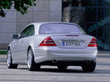 Mercedes-Benz CL 55 AMG, Baureihe 215, Version 1999 - 2002. V8-Saugmotor M 113, 5.439 cm³, 265 kW/360 PS, 3 Ventile pro Zylinder. Brillantsilber metallic (744), 5-Gang-Automatikgetriebe, AMG 18-Zoll-Rad einteilig wie abgebildet (auf Wunsch AMG 19-Zoll-Rad mehrteilig), Schiebe-Hebe-Dach in Glasausführung (Serienausstattungen).