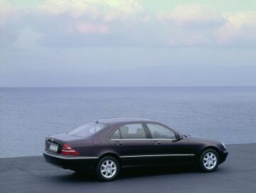 Mercedes-Benz S 430 long, model series 220, 1998 Almandine black metallic (182). 16-inch light-alloy wheels in V8 design, headlamp cleaning system (standard equipment). Glass sliding sunroof with automatic positioning, PARKTRONIC (special equipment).