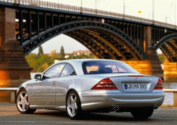 Mercedes-Benz CL 55 AMG "F1 Limited Edition", special model in model series 215, 2000. 55 units based on the CL 55 AMG (V8 spark-ignition engine M 113 with 5439 cc and 265 kW/360 hp) and the CL 55 AMG Formula 1 Safety Car. Internally ventilated brake discs made of fibre-reinforced ceramic as a pilot project for series production. Brilliant silver metallic, black and silver leather upholstery with AMG emblem and bucket seat character, "F1 Limited Edition" lettering on the sides of the vehicle and on the centre console with consecutive serial number.