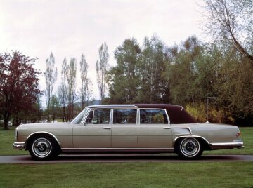 Das Pullman-Landaulet zeichnet sich auch mit geschlossenem Verdeck durch eine harmonische Linienführung aus. Mercedes-Benz bietet insgesamt vier Landaulet-Versionen der Baureihe W 100 an.