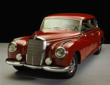 The Mercedes-Benz 300 (W 186 II) type and its newly designed three-litre six-cylinder engine M 186 with overhead camshaft and 115 hp/85 kW output are a sensation at the IAA International Motor Show in April 1951 in Frankfurt (Main). Hermann Ahrens' design adeptly integrates stylistic elements of the pre-and post-war period into its bodywork, thus preventing a visual shock for the mostly conservative clientèle. Ahrens' penultimate creation in the passenger car segment is well received; customers are enthusiastic. Only the German Chancellor Konrad Adenauer would have liked to have had it somewhat bigger, so later he receives one of the first versions with the ten centimetre longer wheelbase. Technically, the 300 is also a mix of tradition and modernity. The X-oval tube frame goes back to a pre-war construction. For the front axle, Daimler-Benz utilises the trapezoidal-link design it invented in 1933; for the rear axle, the well-known double-joint swing axle with coil springs. One special feature is its electri