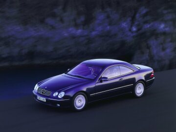 Mercedes-Benz CL 500, model series 215, 1999 version. Tanzanite blue metallic (359), glass sliding sunroof (standard equipment).