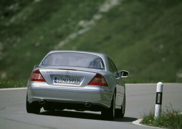 Mercedes-Benz CL 600, Baureihe 215, 2002 - 2006, neuer V12-Biturbomotor M 275, 5.513 cm³, 368 kW/500 PS. Brillantsilber metallic (744), Interieur Leder Exklusiv Nappa Anthrazit (571), 18-Zoll-Leichtmetall-Schmiederäder im 6-Loch-V12-Design, Schiebe-Hebe-Dach in Glasausführung (Serienausstattungen). Die modellgepflegte Version ist an den Frontscheinwerfern in Klarglas-Optik und den filigraner gestalteten Heckleuchten zu erkennen.