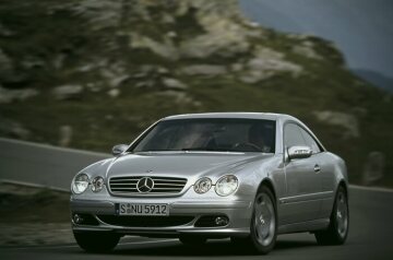 Mercedes-Benz CL 600, model series 215, 2002 - 2006, new V12 biturbo engine M 275, 5513 cc, 368 kW/500 hp. Brilliant silver metallic (744), anthracite Exclusive nappa leather interior (571), 18-inch 6-hole V12-design forged light-alloy wheels, glass sliding sunroof (standard equipment). The facelifted version can be recognised by the headlamps with a clear-glass look and the more delicately designed rear lamps.