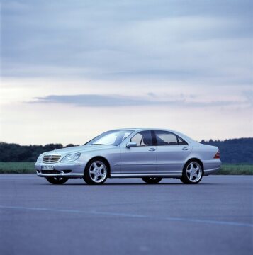 Mercedes-Benz S 63 AMG lang, Limousine, Baureihe 220, 2001 - 2002 in einer Kleinserie aufgelegt. Brillantsilber metallic (744), mehrteilige AMG 19-Zoll-Leichtmetallräder, V12-Ottomotor M 137, 3 Ventile pro Zylinder, 6.258 cm³, 326 kW/444 PS.