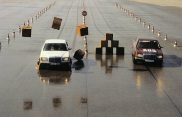 Anti-Blockier-System (ABS)-Versuche mit Mercedes-Benz S-Klasse-Limousine der Baureihe 126 im Werk Stuttgart-Untertrükheim der Daimler-Benz AG