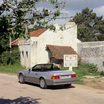 Mercedes-Benz 300 SL, 129 series, near Mafra, Portugal