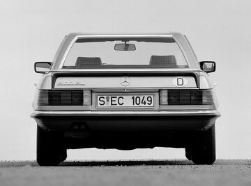 Mercedes-Benz Typ 500 SL, 1980-1985, Heckansicht; deutlich erkennbar der serien- mäßige Heckspoiler