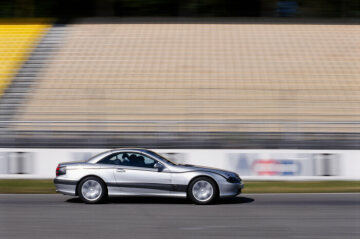 Mercedes-Benz SL, Baureihe 230, mit Tarnelementen an der Karosserie, Testphase auf der Rennstrecke