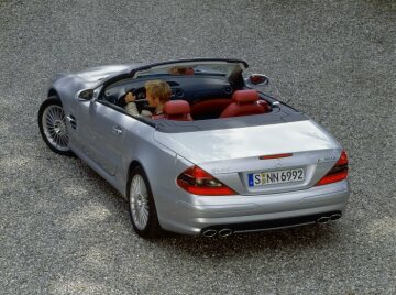 Mercedes-Benz SL 55 AMG, Baureihe 230. Ab 2002 verfügbar mit zunächst 350 kW/476 PS, ab 2003 mit 368 kW/500 PS, angetrieben vom AMG V8-Kompressormotor M 113 K und 5.439 ccm.
