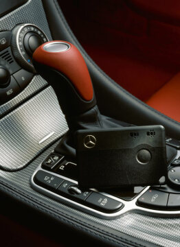 Mercedes-Benz SL-Klasse, R 230, KEYLESS GO Bediensystem (Sonderausstattung), bei dem die Startberechtigung des Besitzers erkannt wird und der Motor komfortablel auf Knopfdruck gestartet werden kann (Start-Stop Funktion oben im Schalthebel), 2001.