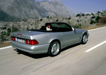 Mercedes-Benz SL 73 AMG, Baureihe 129. Noch heute beeindruckt der AMG 7,3-Liter-V12-Motor mit seiner enormen Kraft. Das AMG Hochleistungstriebwerk stellt eine grundlegende Modifikation des 290 kW/394 PS starken Basismotors M 120 aus dem SL 600 dar, ebenso wie die Kraftübertragung. Aus einem Hub von 80,2 mm und einer Bohrung von 92,4 mm resultiert ein beachtliches Volumen von 7.291 ccm. Ein sattes Drehmoment von 750 Nm liegt bei 4000 U/min an. Über den gesamten Drehzahlbereich stehen mehr als 600 Newtonmeter zur Verfügung.