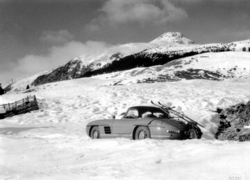 Mercedes-Benz Typ 300 SL, 215 PS, Roadster, Bauzeit: 1957 bis 1963. Ort: Wintersportgebiet von Arosa.