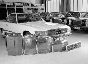 Entwicklungsphasen des Mercedes-Benz Typ 350 SL. Kühler markannter Mercedes-Modelle im Laufe der Zeit. Von links: Spitzkühler des 300 S von 1952, dann der schon etwas kleinere Kühlergrill des 220 von 1954, gefolgt vom Typ 190 aus dem Jahre 1963. Nur halb so hoch wie der Spitzenkühler ist der Grill des Mercedes 200 der neuen Generation, ganz rechts aussen ein Entwurf für den 350 SL