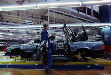 Mercedes-Benz SL, 129 series. Production in the Bremen factory, assembly of soft top