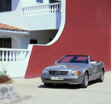 Mercedes-Benz 500 SL, 129 series. SL in Smoke Silver metallic, driving shooting in Kenia