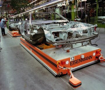 Mercedes-Benz SL, 129 series. Production in the Bremen factory, body shop with mobile transport carrier