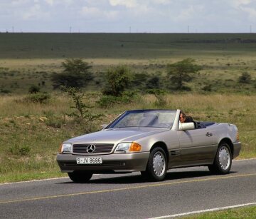 Mercedes-Benz 500 SL, Baureihe 129, Fahrzeug in Rauchsilber Metallic, Fahraufnahmen in Kenia