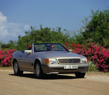 Mercedes-Benz 500 SL, 129 series. SL in Smoke Silver metallic, driving shooting in Kenia
