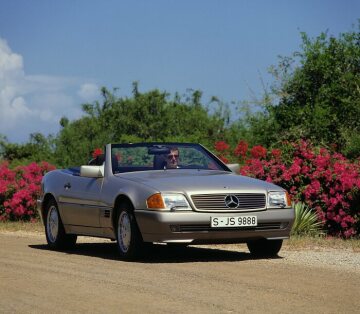 Mercedes-Benz 500 SL, Baureihe 129, Fahrzeug in Rauchsilber Metallic, Fahraufnahmen in Kenia