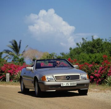 Mercedes-Benz 500 SL, Baureihe 129, Fahrzeug in Rauchsilber Metallic, Fahraufnahmen in Kenia