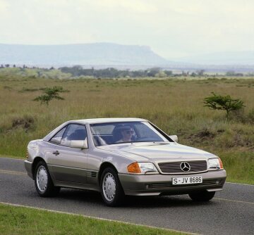 Mercedes-Benz SL, 129 series, in Kenia at driving shootings. The detachable hardtop turns the SL into a coupé for year-round use. The roof is made of aluminium and only weighs 34 kg, ten kilogrammes less than the steel version of the previous models, 107 series