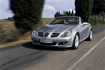 Mercedes-Benz SLK 350, Baureihe 171, Version 2004. Iridiumsilber metallic (775), Interieur Schwarz, 17-Zoll-Leichtmetallräder im 5-Stern-Design (Serienausstattung). Bi-Xenon-Scheinwerfer mit Scheinwerferreinigungsanlage, dynamischer Leuchtweitenregulierung und in die Nebelscheinwerfer integriertem Abbiegelicht (Code 614), Parktronic (Code 220), Vorrüstung Trägersystem (Code 726, alles Sonderausstattungen).