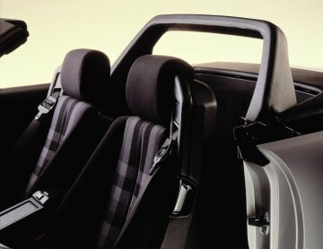 Mercedes-Benz SL, Baureihe 129, Überrollbügel und Integralsitz mit früher Stoffpolsterung. Der Überrollbügel stellt sich bei von Sensoren gemeldetem, drohendem Überschlag innerhalb von 0,3 Sekunden automatisch auf.