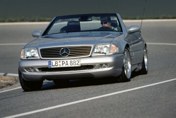 Mercedes-Benz SL 73 AMG, Baureihe 129. 1999 präsentiert AMG sein bislang stärkstes Straßenfahrzeug mit 386 kW/525 PS Leistung und 7,3 Litern Hubraum als Spitzenfahrzeug des exklusiven Marktsegments der offenen Supersportwagen. Der SL 73 AMG erreicht 100 km/h in 4,8 Sekunden und eine Höchstgeschwindigkeit von 250 km/h, oder, auf Kundenwunsch 300 km/h.