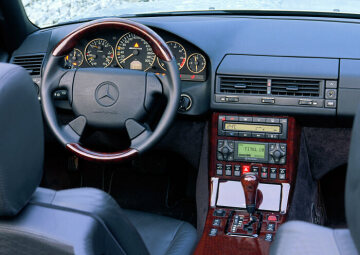 Mercedes-Benz SL 73 AMG, Baureihe 129. 1999 präsentiert AMG sein bislang stärkstes Straßenfahrzeug mit 386 kW/525 PS Leistung und 7,3 Litern Hubraum als Spitzenfahrzeug des exklusiven Marktsegments der offenen Supersportwagen. Der SL 73 AMG erreicht 100 km/h in 4,8 Sekunden und eine Höchstgeschwindigkeit von 250 km/h, oder, auf Kundenwunsch 300 km/h.