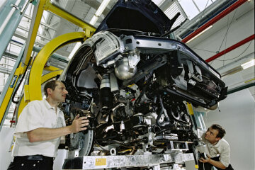 Maybach 57, Sindelfingen manufactory (vehicle production), engine installation (wedding), 2002
