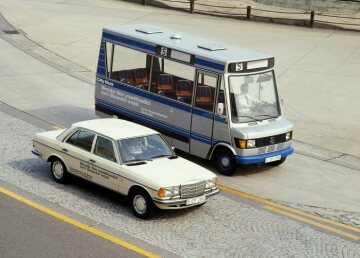 Versuchsfahrzeuge ausgerüstet mit Hydrid-Speicher: Mercedes-Benz Limousine 280 E der Baureihe 123 für Benzin-Wasserstoff-Mischbetrieb und einen City-Bus mit Wasserstoffantrieb, 1978