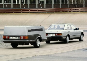 Mercedes-Benz Kompaktklasse-Limousine der Baureihe 201 mit einem Bremsanhänger auf der Untertürkheimer Einfahrbahn.